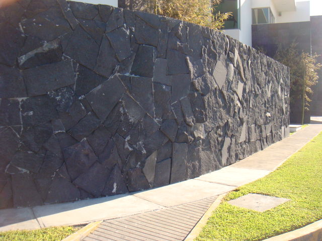 recinto negro en laja