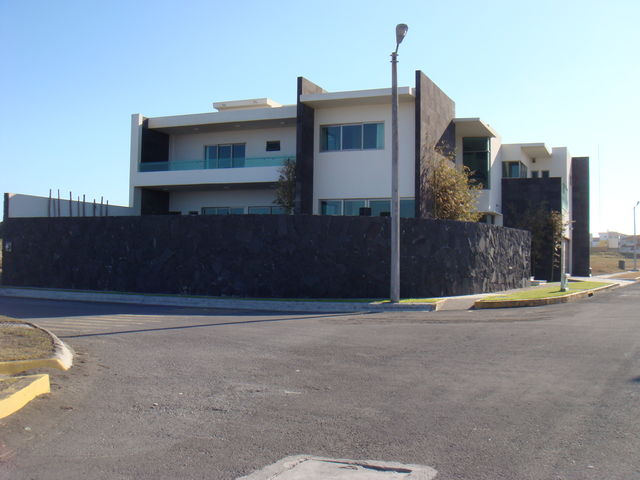 recinto negro en laja