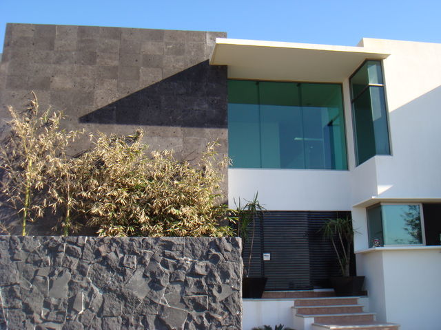 recinto negro en laja y en el muro cantera chocolate