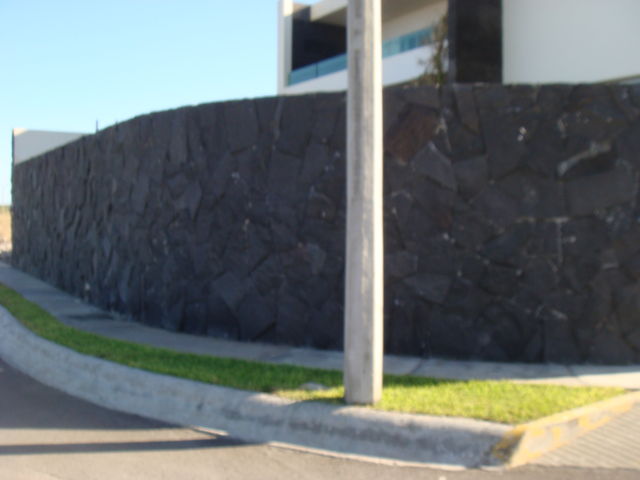 recinto negro en laja