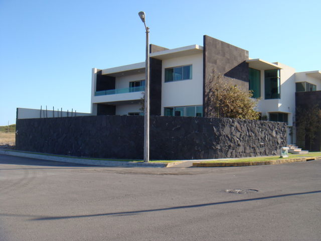 recinto negro en laja